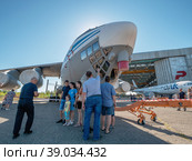 Ульяновск, авиазавод "Авиастар". День открытых дверей, посетители у транспортного самолета Ил-76МД-90А. Ulyanovsk, "Aviastar" aircraft manufacturing plant. Open day, visitors at the IL-76MD-90A transport aircraft. (2022 год). Редакционное фото, фотограф Евгений Романов / Фотобанк Лори