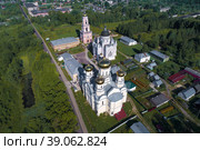 Вид сверху на старинный Казанский женский монастырь июльским днем. Выщний Волочек. Тверская область, Россия (2021 год). Стоковое фото, фотограф Виктор Карасев / Фотобанк Лори