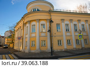 Дом О.С. Толоконниковой. Вид на Пятницкую улицу в центре города осенним утром, Москва (2018 год). Редакционное фото, фотограф Pukhov K / Фотобанк Лори