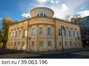 Дом О.С. Толоконниковой. Вид на Пятницкую улицу в центре города осенним утром, Москва (2018 год). Редакционное фото, фотограф Pukhov K / Фотобанк Лори