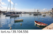 Город Слима. Гавань Марсамксетт (Marsamxett Harbour). Средиземное море. Остров Мальта (2023 год). Редакционное фото, фотограф lana1501 / Фотобанк Лори