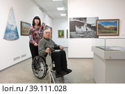 Художник Владимир Иванович Бехтин на выставке Владимира Полтавского, Балашиха (2023 год). Редакционное фото, фотограф Дмитрий Неумоин / Фотобанк Лори