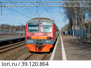 Электропоезд ЭДМ4М-0031 на станции Гатчина Балтийская солнечным апрельским днем. Ленинградская область (2022 год). Редакционное фото, фотограф Виктор Карасев / Фотобанк Лори