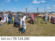 Поединок двух пар (копейщик с мечником) воинов раннего средневековья. Исторический фестиваль "Былинный Берег - 2022". Тверская область. Редакционное фото, фотограф Виктор Карасев / Фотобанк Лори