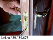 Do it yourself repair of faulty lever door handle. Стоковое фото, фотограф Владимир Григорьев / Фотобанк Лори