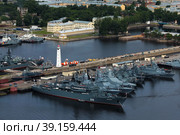 Ленинградская военно-морская база в Кронштадте. Боевые корабли ВМФ России у причала в Кронштадте. (2020 год). Редакционное фото, фотограф Александр Тарасенков / Фотобанк Лори