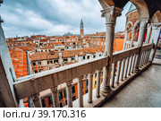 Venice, Italy. View from top roof of Palazzo Contarini del Bovolo also called the Palazzo Contarini Minelli dal Bovolo (2019 год). Стоковое фото, фотограф Igor Tichonow / Фотобанк Лори
