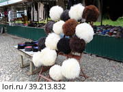 Sale of traditional papakha folk hat at the Caucasian market in Russia, day (2022 год). Редакционное фото, фотограф Владимир Арсентьев / Фотобанк Лори
