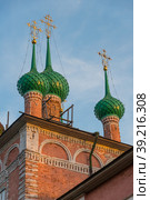 Five domes of brick Church of Elijah Prophet, an Orthodox church of 1775-1778 under restoration in Kashin city, Tver region, Russia (2018 год). Стоковое фото, фотограф Алексей Антипов / Фотобанк Лори