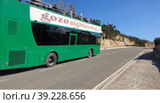 Двухэтажный экскурсионный автобус. Triq Ghajn Qasab. Надур (Nadur). Остров Гоцо (Gozo). Мальта (2023 год). Редакционное фото, фотограф lana1501 / Фотобанк Лори