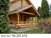 Architecture. Cottage. Log house. Beautiful view of a rustic Russian-style house. (2017 год). Стоковое фото, фотограф Photojuli / Фотобанк Лори