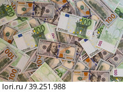 Бумажные купюры американские доллары и евро, номинал 100 (сто) (2023 год). Редакционное фото, фотограф Оксана Шведкова / Фотобанк Лори