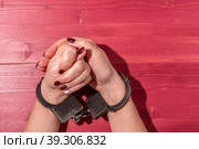 женские руки в металлических черных наручниках(female hands in metal black handcuffs) Стоковое фото, фотограф Руслан Лесков / Фотобанк Лори