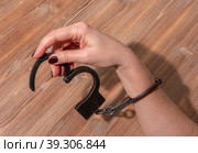 женские руки в металлических черных наручниках(female hands in metal black handcuffs) Стоковое фото, фотограф Руслан Лесков / Фотобанк Лори
