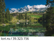 Carezza lake - Lago di Carezza, Karersee with Mount Latemar, Bolzano province, South tyrol, Italy. Landscape of Lake Carezza or Karersee and Dolomites in background, Nova Levante, Bolzano, Italy (2020 год). Стоковое фото, фотограф Igor Tichonow / Фотобанк Лори