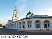 Солнечный августовский день  у старинных торговых рядов. Кострома, Золотое кольцо России (2022 год). Стоковое фото, фотограф Виктор Карасев / Фотобанк Лори