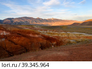 Evening sunset mars mountain valley landscape. Amazing Altai nature view of Kyzyl-Chin valley, scenery of red mountain slopes at horizon. Concept of tourism and geology in Russia. Altai, Siberia. Стоковое фото, фотограф Евгений / Фотобанк Лори