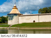 Pskov, Varlamov Corner tower of the Roundabout town on the shore of Velikaya river (2019 год). Редакционное фото, фотограф Ольга Остроухова / Фотобанк Лори
