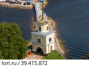 Вид на Светлицкую башню и монастырский мост с колокольни Богоявленского собора. Нило-Столобенская пустынь - расположена на острове Столобный в озере Селигер. Тверская область, Россия (2019 год). Стоковое фото, фотограф Pukhov K / Фотобанк Лори