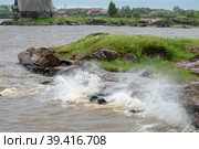 Сильные волны Белого моря разбиваются о скалистый берег. Стоковое фото, фотограф Pukhov K / Фотобанк Лори