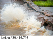 Сильные волны Белого моря разбиваются о скалистый берег. Стоковое фото, фотограф Pukhov K / Фотобанк Лори