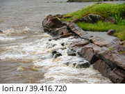 Каменное побережье Белого моря в окрестностях поселка Рабочеостровск, Кемский район, Республика Карелия, Россия (2018 год). Стоковое фото, фотограф Pukhov K / Фотобанк Лори