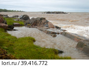 Каменное побережье Белого моря в окрестностях поселка Рабочеостровск, Кемский район, Республика Карелия, Россия (2018 год). Стоковое фото, фотограф Pukhov K / Фотобанк Лори