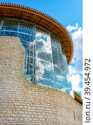 P A fragment of the facade of the restored Varlaamovskaya Corner Tower of the Roundabout City (2019 год). Редакционное фото, фотограф Ольга Остроухова / Фотобанк Лори