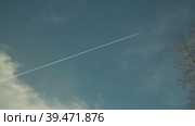 Supersonic aircraft on the background of the blue sky, leaves contrails. Military aviation. Стоковое видео, видеограф Руслан Лесков / Фотобанк Лори