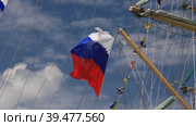 Российский государственный флаг гордо развевается на мачте парусного судна. Стоковое видео, видеограф Цыбин Вадим / Фотобанк Лори