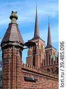 Roskilde Cathedral, Denmark. Elements of brick gothic. Стоковое фото, фотограф Елена  Попкова / Фотобанк Лори