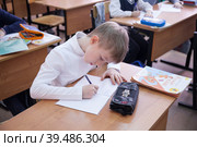 Контрольная работа в начальной школе (2017 год). Редакционное фото, фотограф Оксана Лычева / Фотобанк Лори