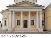 Тульская область, город Алексин, Соборная площадь, 1. Колоннада и вход в новый Успенский собор (Соборный храм в честь Успения Божией Матери) (2022 год). Редакционное фото, фотограф Наталья Николаева / Фотобанк Лори