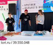 Мастеркласс по приготовлению дальневосточных блюд на Гастрономическом фестивале уличной еды "От Арктики до Дальнего Востока". Россия, город Владивосток (2022 год). Редакционное фото, фотограф Овчинникова Ирина / Фотобанк Лори
