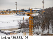 Кран башенный на строительстве многоквартирного дома, новостройка в Ижевске (2023 год). Редакционное фото, фотограф Оксана Шведкова / Фотобанк Лори