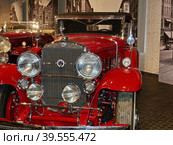 Автомобиль "Cadillac 452 V16 Convertible Coupe by Fleetwood", 1930 г., 16-цилиндровый, 175 л.с., США. Это был первый в мире серийный автомобиль с двигателем V16. Музей автомобильной техники. Верхняя Пышма, Россия, 2020. Редакционное фото, фотограф Сергей Елизарьев / Фотобанк Лори