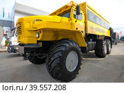 Арктический автобус УРАЛ-425702 (специальное транспортное средство для перевозки людей в условиях Арктики) крупным планом. Экспонат военно-технического форума "Армия-20222" Редакционное фото, фотограф Виктор Карасев / Фотобанк Лори