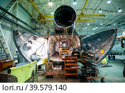 Ремонт вертолета МИ-8 на заводе Ютейр-Инжиниринг в Тюмени (2019 год). Редакционное фото, фотограф Сергей Буторин / Фотобанк Лори