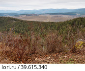 Южный Урал осенью: вид на село Кага с вершины горы. South Urals in autumn: view of the Kaga village from the top of the mountain. (2022 год). Стоковое фото, фотограф Евгений Романов / Фотобанк Лори
