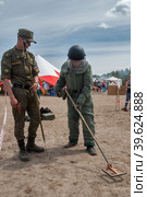 Man - visitor of show tries on the sapper suit (2016 год). Редакционное фото, фотограф Сергей Буторин / Фотобанк Лори