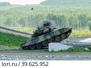 Russian main battle tank T-80 on the ground (2008 год). Редакционное фото, фотограф Сергей Буторин / Фотобанк Лори