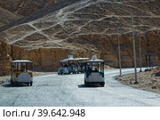 Busses on way to Valley of the Kings in Egypt (2006 год). Стоковое фото, фотограф Сергей Буторин / Фотобанк Лори