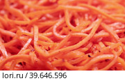 Bulk heap of Korean salad of chopped carrots, garlic, vegetable oil. Стоковое видео, видеограф Потийко Сергей / Фотобанк Лори