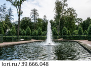 Менажерный фонтан в парке в Петергофе (2022 год). Редакционное фото, фотограф Наталья Владимировна Сергеева / Фотобанк Лори
