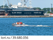 People in rubber boat with motor float (2010 год). Редакционное фото, фотограф Сергей Буторин / Фотобанк Лори