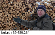Reporting on logging activities is conducted by male correspondent. Стоковое видео, видеограф Владимир Григорьев / Фотобанк Лори