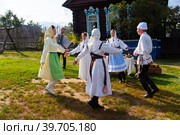 Employees of outdoor Mari Ethnographic Museum in Kozmodemyansk showing theatrical performance (2021 год). Редакционное фото, фотограф Яков Филимонов / Фотобанк Лори