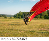Мотопараплан с пилотом и пассажиром совершает взлёт. A paramotor with a pilot and a passenger takes off. (2022 год). Редакционное фото, фотограф Евгений Романов / Фотобанк Лори