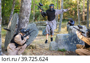 Paintball team rushing enemy positions on battleground. Стоковое фото, фотограф Яков Филимонов / Фотобанк Лори