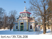 Скрипучая (Китайская) беседка солнечным февральским днем. Екатерининский парк Царского Села. Окрестности Санкт-Петербурга (2023 год). Редакционное фото, фотограф Виктор Карасев / Фотобанк Лори